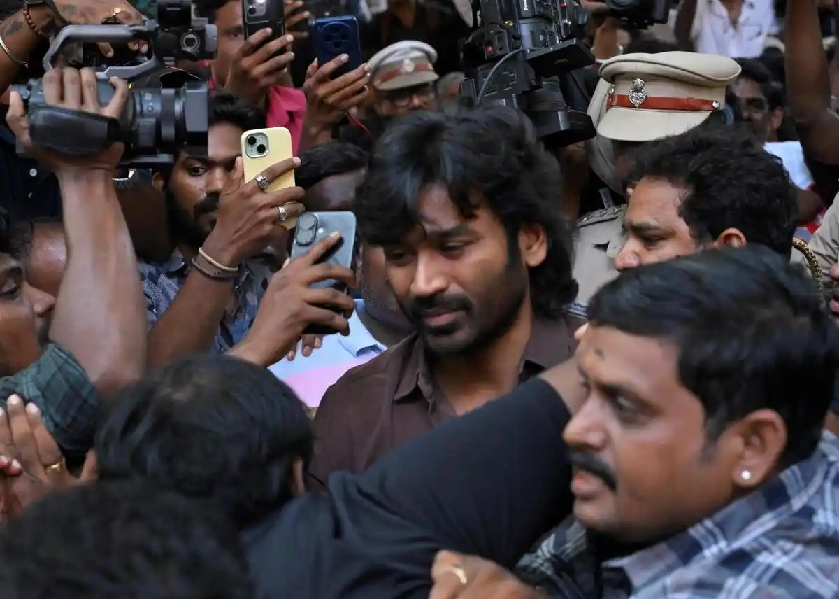 Actor Dhanush pays homage to veteran filmmaker and actor K. Bhagyaraj at his residence .