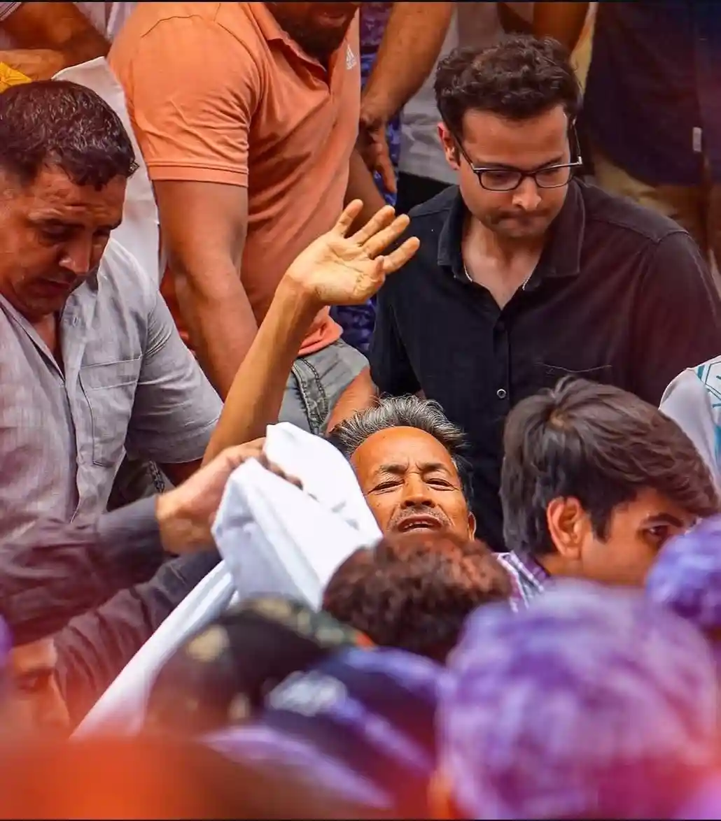 Delhi Police shifted Sonam Wangchuk from Jantar Mantar to a hospital for medical treatment after his health deteriorated during his hunger strike.