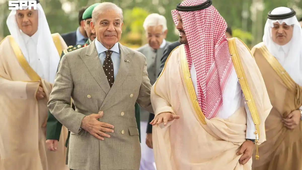 Pakistan's Prime Minister Shehbaz Sharif is received by Deputy Governor of Mecca region, Prince Saud bin Mishaal bin Abdulaziz upon his arrival in Jeddah, Saudi Arabia, August 6, 2026. 