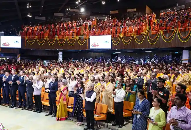 People welcomed and greeted PM Modi by bowing down at IIT Delhi.