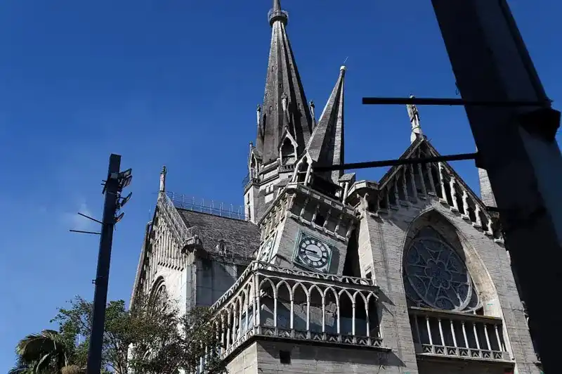 A photo of the damage caused to a church following an earthquake in Manizales, Colombia.