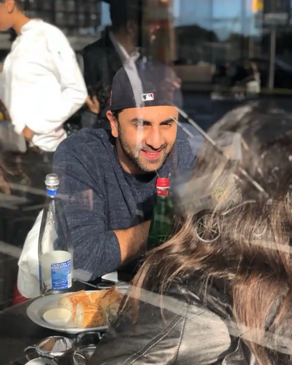Ranveer Kapoor and Alia are enjoying a special date at a restaurant in New York.