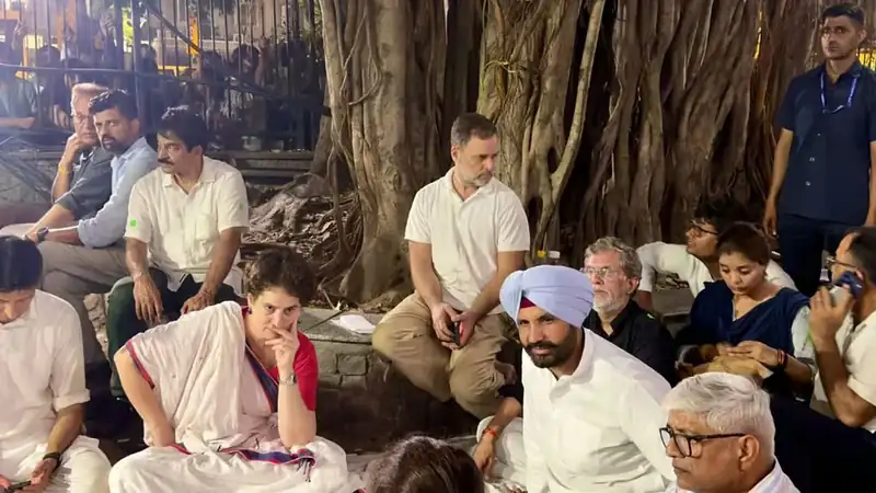 The sit-in by Congress leaders Rahul Gandhi and Priyanka Gandhi Vadra and other INDIA bloc leaders at Akashvani Bhawan continues.