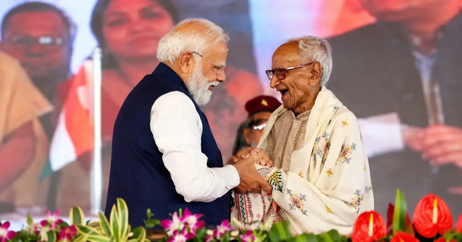 Why Did Narendra Modi Touch His Feet? The Moment That Caught Everyone’s Attention.