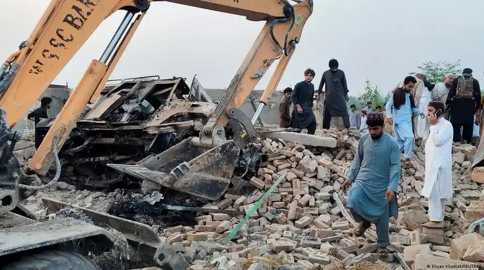 Extremists carried out an attack on a police checkpoint in Pakistan.