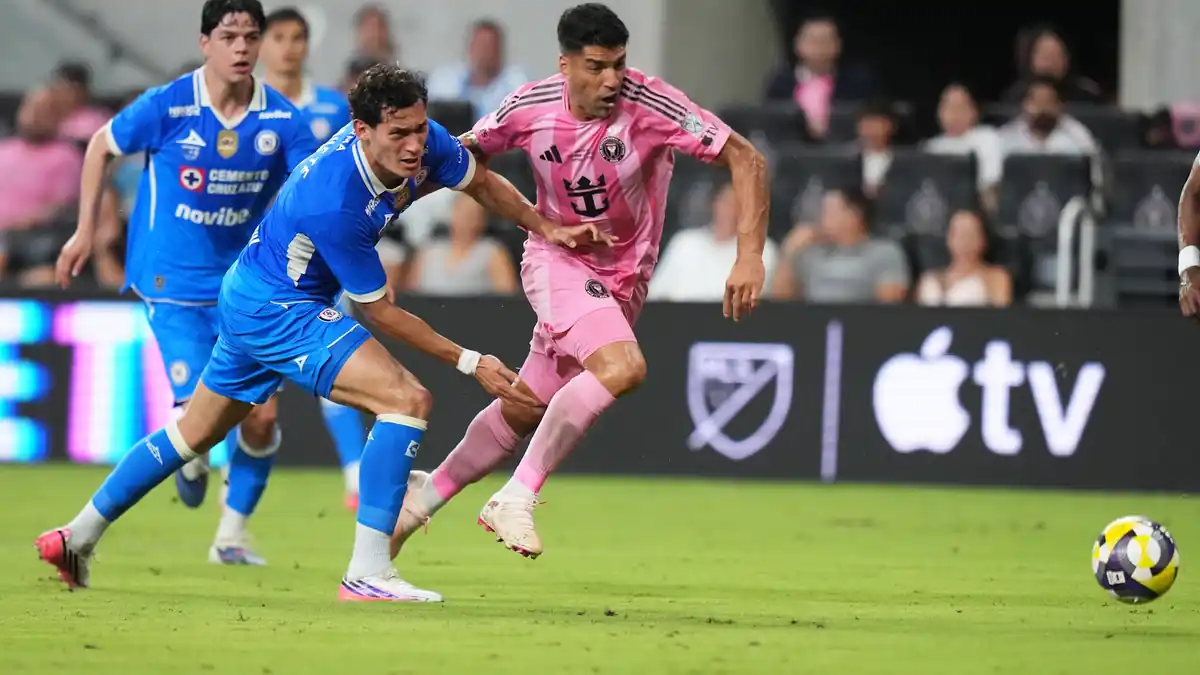 Cruz Azul defender Jess Orozco, left and Inter Miami forward Luis Surez, right, chase the ball during the first half of the Campeones Cup soccer match, Wednesday, Sept. 16, 2026, in Miami
