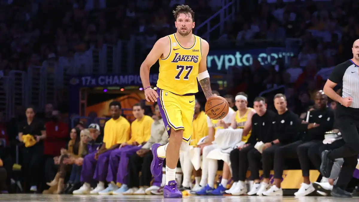 Doncic's Lakers Rout Warriors in First Game After LeBron