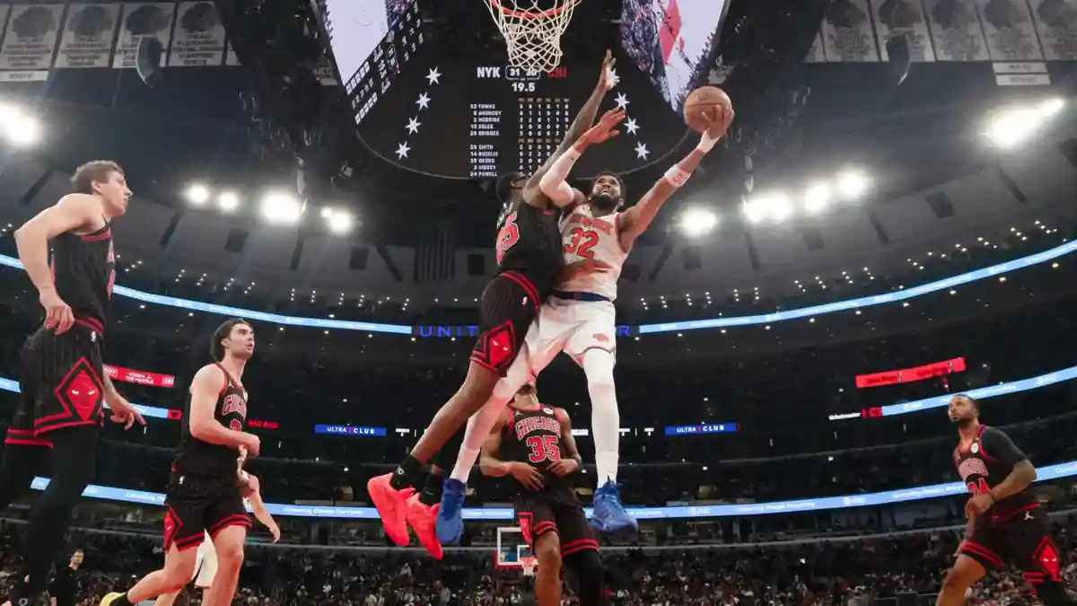 Karl-Anthony Towns goes up for a shot as Jalen Smith (25) defends during the first half of the Knicks’ road win over the Bulls.