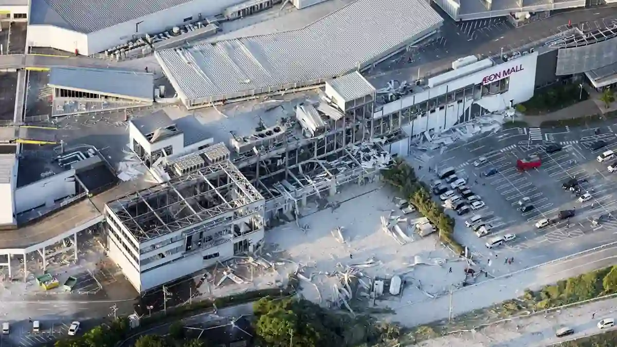 Japanese PM Claims Injuries, Damage to Structures after Earthquake; 'Many People' Stuck in Partially Destroyed Shopping Complex