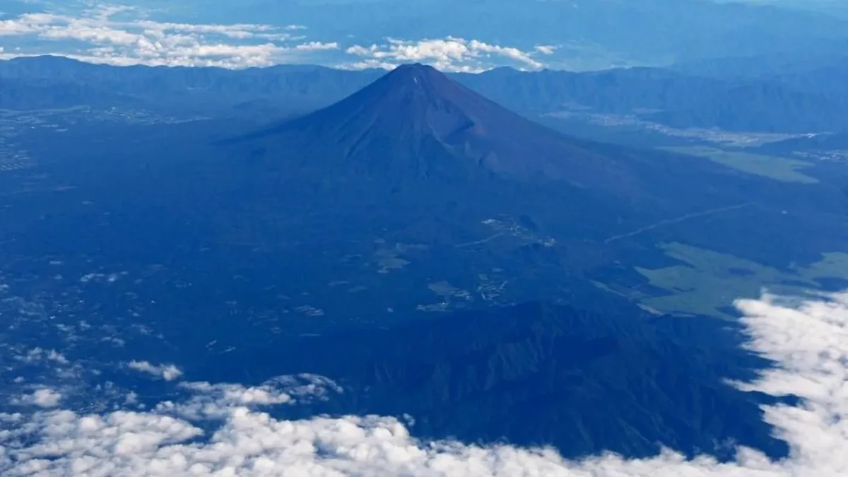 A 7-Year-Old, a Bench, and Seven Hours Alone: What Happened When a Father Left His Son on Mount Fuji