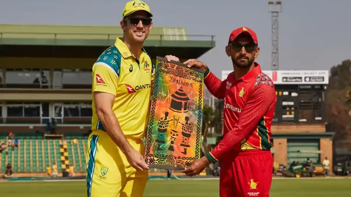Mitchell Marsh receives a memento from Sikandar Raza